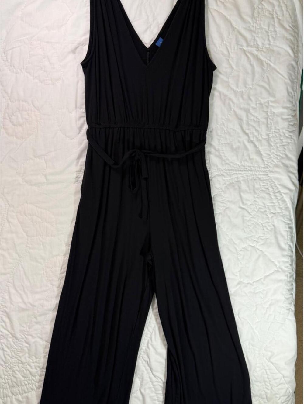 Old Navy black jumpsuit with tie waist and wide leg. Size M
